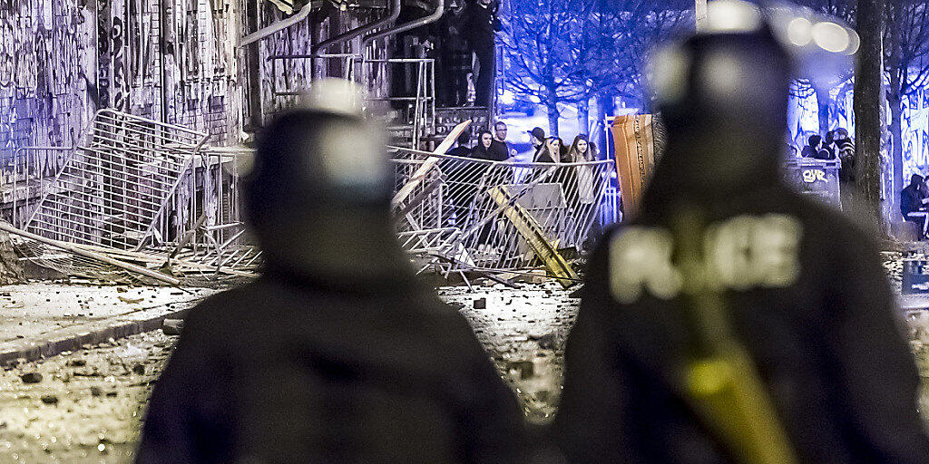 Polizisten bei der Reitschule in Bern im Einsatz nach einer Demonstration im Februar 2017. (Archivbild)