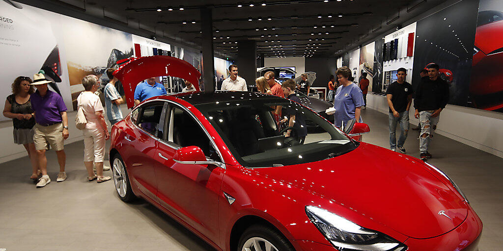 Neben dem Model 3, das für 35'000 Dollar verkauft werden soll und eine breitere Käuferschicht ansprechen soll, lanciert der Elektorautobauer Tesla nun auch einen Geländewagen, das Model Y. Im Bild: Ein Wagen vom Model 3 in einem Showroom in Denver. (Archivbild)