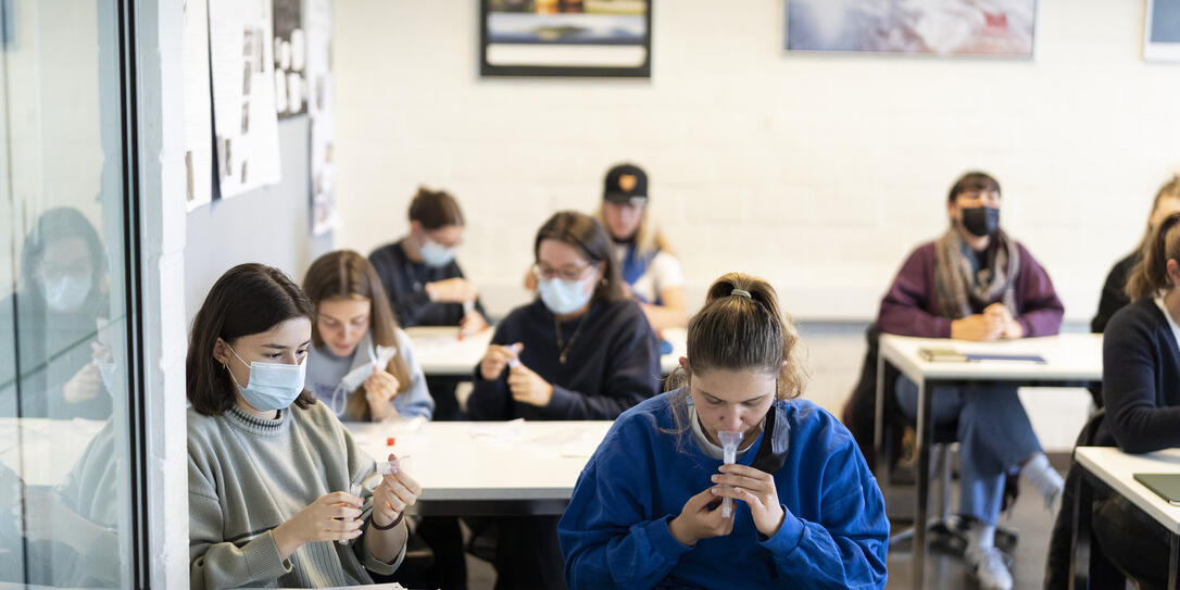 KLASSENZIMMER, SCHULKLASSE, KANTONSSCHULE WIEDIKON, KONTONSSCHULE, GYMNASIUM, KANTI, GYMI, MATURITAETSKLASSE, ABSCHLUSSKLASSE, PCR-TEST, PCR-SPEICHELPOOLTEST, PCR-POOLTEST, POOLTEST, SPEICHELTEST, SPUCKTEST, SPEICHELPOOLTEST, TEST, CORONATEST, CORONA-TEST, KLASSENZIMMER, SCHULKLASSE, KANTONSSCHULE WIEDIKON, KONTONSSCHULE, GYMNASIUM, KANTI, GYMI, MATURITAETSKLASSE, ABSCHLUSSKLASSE, PCR-TEST, PCR-SPEICHELPOOLTEST, PCR-POOLTEST, POOLTEST, SPEICHELTEST, SPUCKTEST, SPEICHELPOOLTEST, TEST, CORONATEST, CORONA-TEST,
