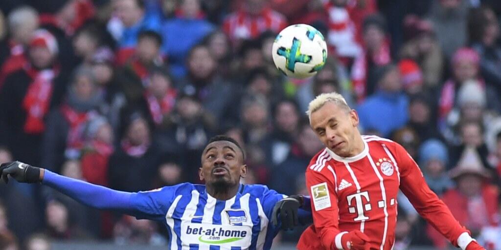 Kopfball-Duell zwischen Herthas Salomon Kalou (links) und Bayerns Rafinha