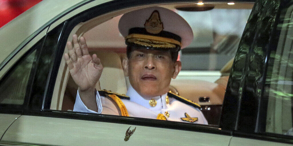 ARCHIV - Maha Vajiralongkorn, König von Thailand, winkt beim Verlassen einer Abschlussfeier der Thammasat-Universität. Foto: Sunti Teapia/AP/dpa