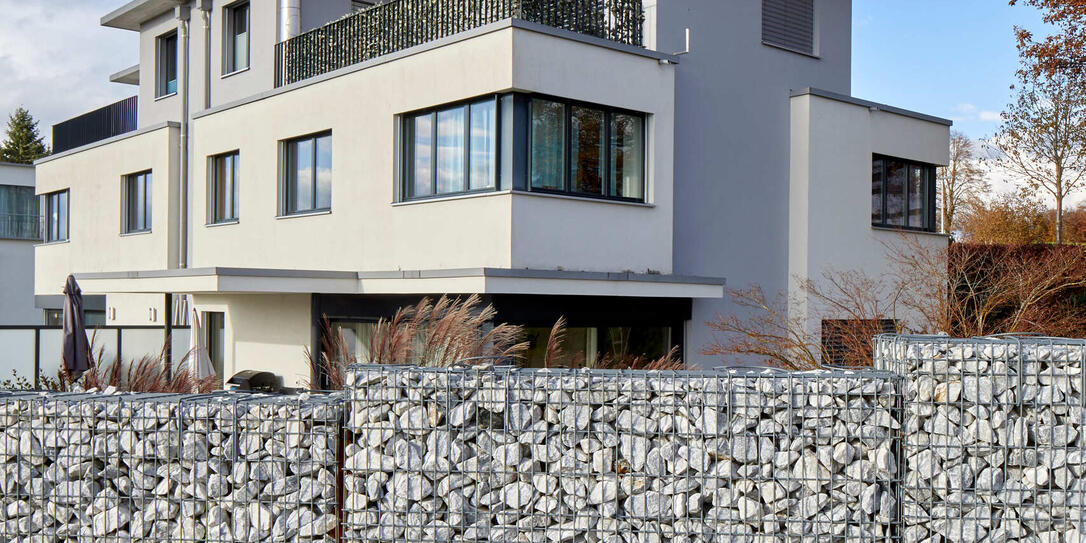 EFH, Einfamilenhaus, Eigenheim, Haus, Eigentum, Wohneigentum, Raumplanung, Überbauung, Landschaft, Häuser, Wohnhaus, Wohnhäuser, Steingarten, Steinkorbmauer, Gabionenzaun, Gabionen