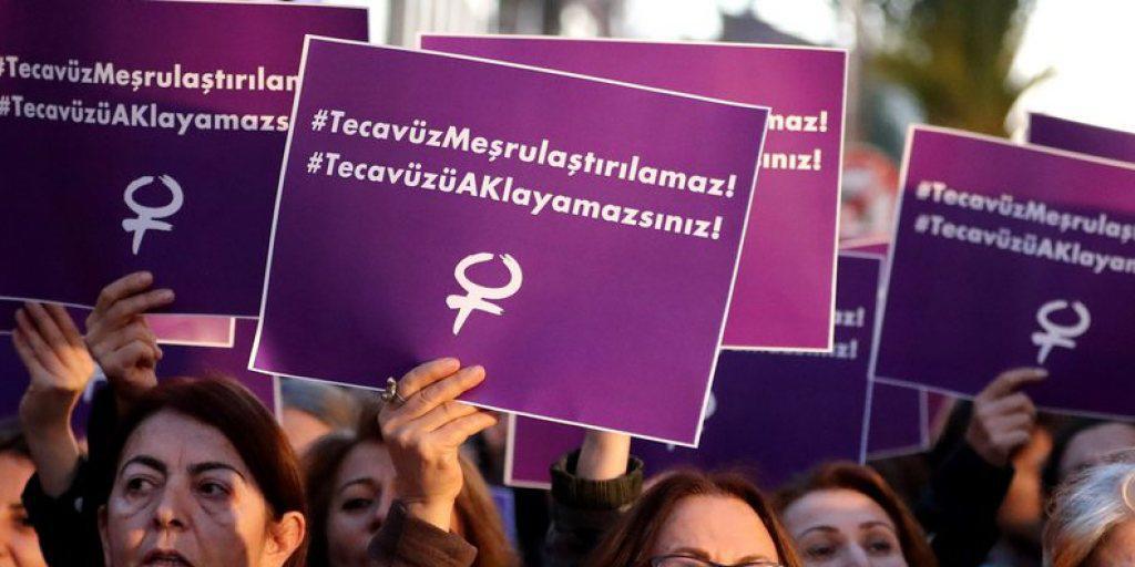 Vergewaltigung dürfe nicht legalisiert werden, steht auf den Plakaten, die Demonstrantinnen in Istanbul hochhalten. Sie bemängeln, dass das von der Regierungspartei AKP geplante Gesetz in bestimmten Fällen zu Straffreiheit bei sexuellem Missbrauch von Minderjährigen führen kann. (Archiv) Vergewaltigung dürfe nicht legalisiert werden, steht auf den Plakaten, die Demonstrantinnen in Istanbul hochhalten. Sie bemängeln, dass das von der Regierungspartei AKP geplante Gesetz in bestimmten Fällen zu Straffreiheit bei sexuellem Missbrauch von Minderjährigen führen kann. (Archiv)