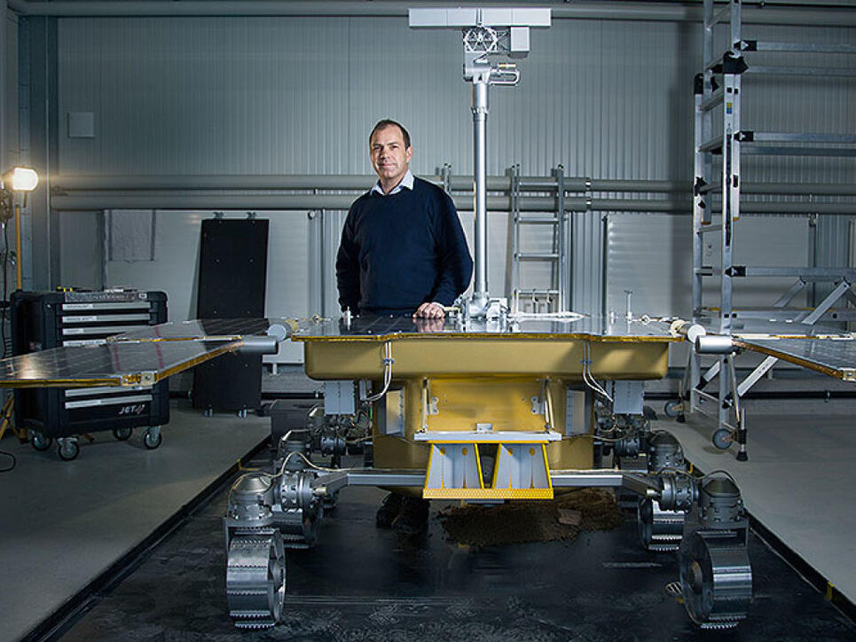 Professor Nikolaus Kuhn testet mit seinem Team eine Kamera, die für den Mars-Rover der ExoMars-Mission entwickelt wurde. 2020 soll der Rover auf den roten Planeten geschickt werden.