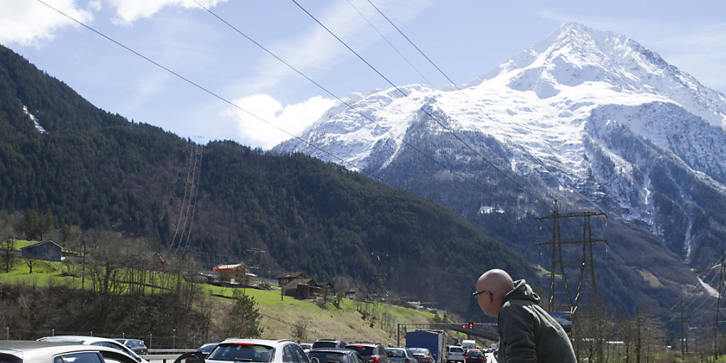 Das erwartete Bild zu Pfingsten: Stau vor dem Gotthard in Richtung Süden (Archiv). Das erwartete Bild zu Pfingsten: Stau vor dem Gotthard in Richtung Süden (Archiv).