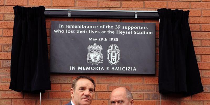 Vor dem Anfield Stadium in Liverpool erinnert eine Tafel an die Heysel-Katastrophe vom 29. Mai 1985 Vor dem Anfield Stadium in Liverpool erinnert eine Tafel an die Heysel-Katastrophe vom 29. Mai 1985