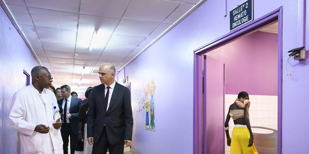 Bundesrat Alain Berset (rechts) spricht mit Jean-Chrysostome Gody, dem Direktor des Kinderspitals in Bangui.