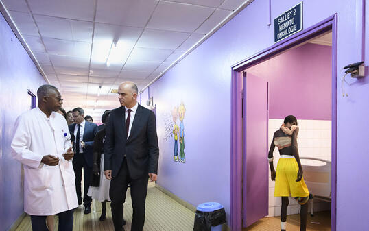 Bundesrat Alain Berset (rechts) spricht mit Jean-Chrysostome Gody, dem Direktor des Kinderspitals in Bangui.