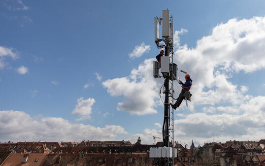 SWISSCOM, ANTENNE, FUNKANTENNE, MOBILFUNKANTENNE, MOBILFUNK, MOBILFUNKSTANDORT, MOBILFUNKMAST, MOBILFUNKNETZ, SENDEANLAGE, SENDEANLAGEN, FUNKSIGNAL, FUNKSIGNALE, SENDEMAST, BASISSTATION, FUNKMAST, MOBILFUNKTECHNIK, 5G, 5G-NETZ, INSTALLATION, 5G-INSTALLATIO