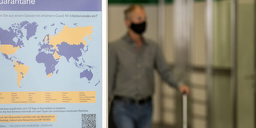 Ab in die Quarantäne: Ein Plakat im Flughafen Zürich teilt Passagieren aus Risikoländern mit, was zu tun ist. Ab in die Quarantäne: Ein Plakat im Flughafen Zürich teilt Passagieren aus Risikoländern mit, was zu tun ist.