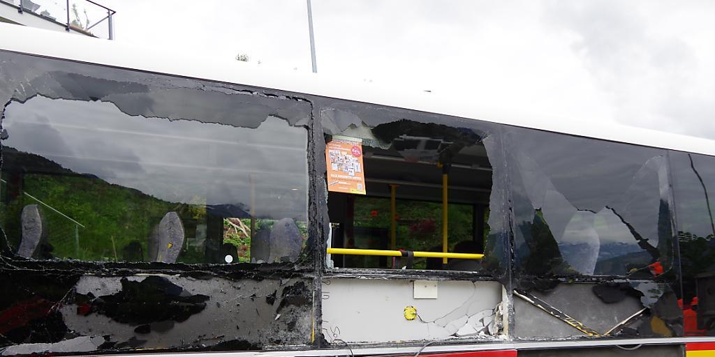 Ein LKW ist oberhalb von Chur in die Seite eines Postautos gekracht und hat es schwer beschädigt. Vier Kinder wurden leicht verletzt.