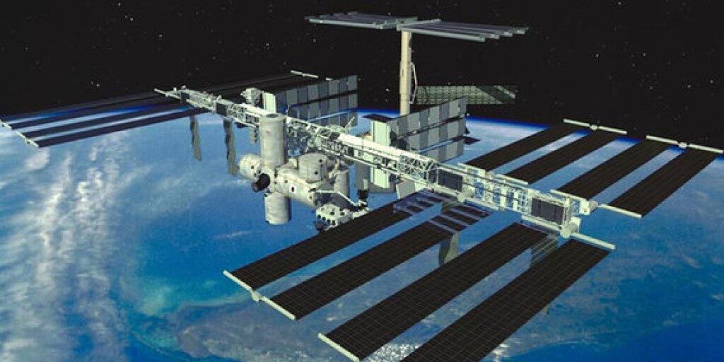 Seit über 20 Jahren operiert die Raumstation ISS im All. Nochmal 10 Jahre liegen drin, meint die russische Raumfahrtbehörde Roskosmos. (Archivbild)