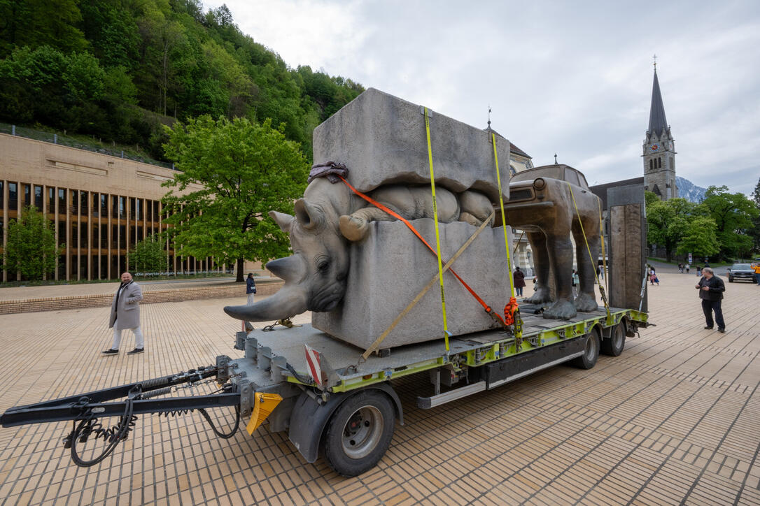 Aufbau der Skulpturen der Bad Ragartz in Vaduz (26.04.2024)
