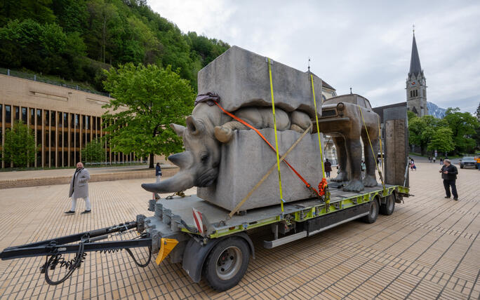 Aufbau der Skulpturen der Bad Ragartz in Vaduz (26.04.2024)