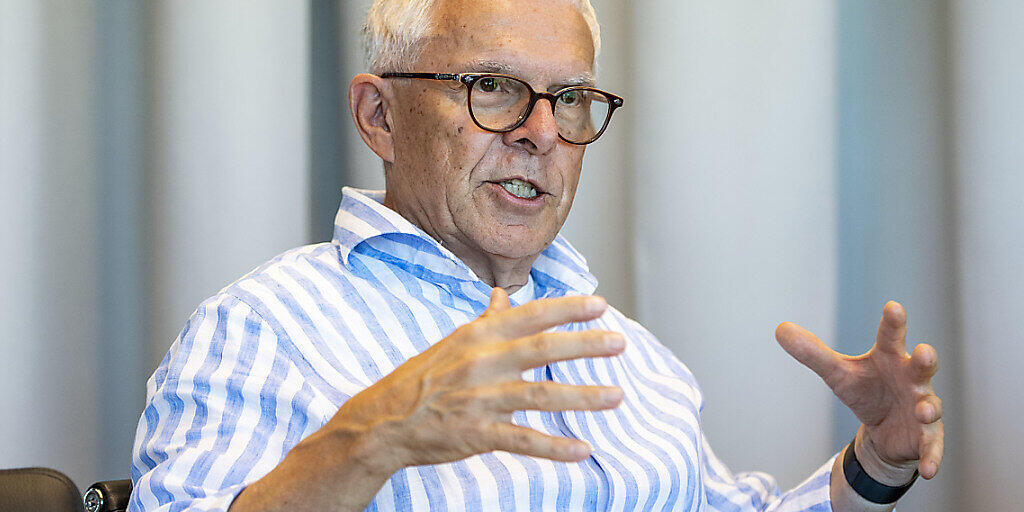 Der Apotheker und Wissenschaftler Hans-Peter Strebel, genannt HP Strebel, während eines Rundganges durch das Spitzensport-Zentrum "OYM" Der Apotheker und Wissenschaftler Hans-Peter Strebel, genannt HP Strebel, während eines Rundganges durch das Spitzensport-Zentrum "OYM"