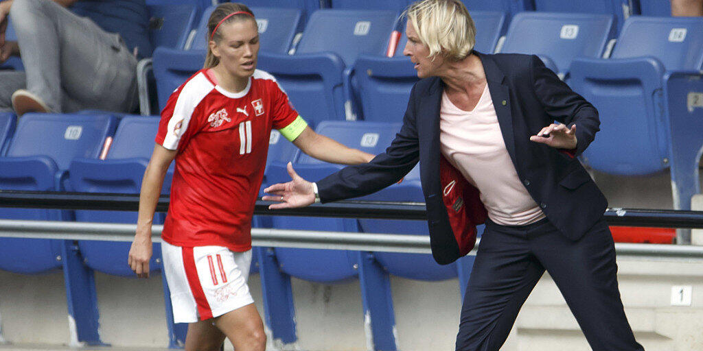 Nationaltrainerin Martina Voss-Tecklenburg gibt Lara Dickenmann Anweisungen