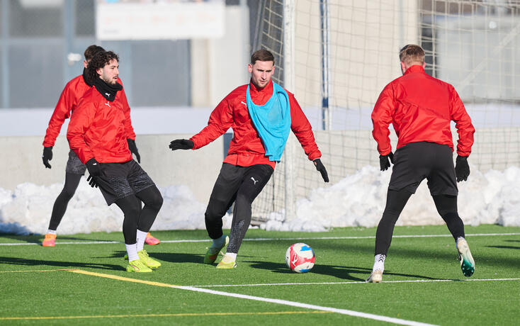 Milos Cocic (mitte) soll in der R&uuml;ckrunde Tore schiessen.