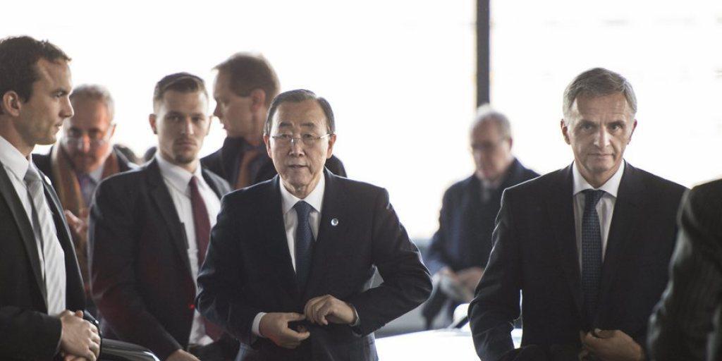 UNO-Generalsekretär Ban Ki Moon (m.) und Bundesrat Didier Burkhalter (r.) bei ihrer Ankunft an der Jahreskonferenz der Schweizer Entwicklungszusammenarbeit in Zürich UNO-Generalsekretär Ban Ki Moon (m.) und Bundesrat Didier Burkhalter (r.) bei ihrer Ankunft an der Jahreskonferenz der Schweizer Entwicklungszusammenarbeit in Zürich