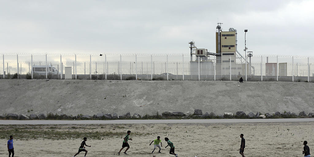 Abwarten und Fussball spielen: Flüchtlinge in Calais warten auf eine Möglichkeit, nach Grossbritannien zu gelangen.