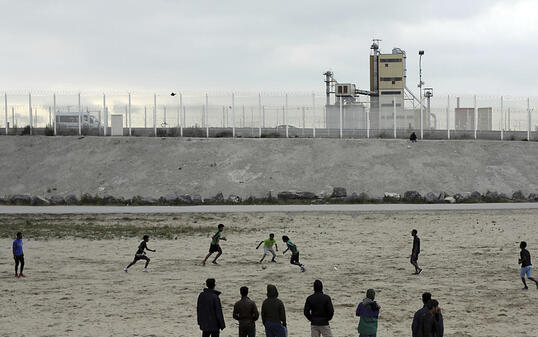 Abwarten und Fussball spielen: Flüchtlinge in Calais warten auf eine Möglichkeit, nach Grossbritannien zu gelangen.