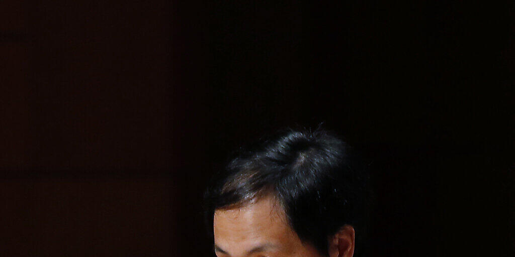 Wegen einem umstrittenen Genexperiment bei Babys: Wissenschaftler He Jiankui ist in China zu einer dreijährigen Haftstrafe verurteilt worden. (Archivbild) Wegen einem umstrittenen Genexperiment bei Babys: Wissenschaftler He Jiankui ist in China zu einer dreijährigen Haftstrafe verurteilt worden. (Archivbild)