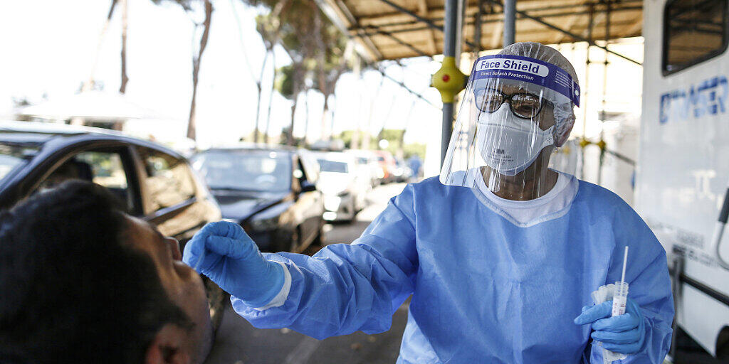 Ein Mann unterzieht sich im Krankenhaus San Giovanni Addolorata einen Corona-Test. Foto: Cecilia Fabiano/LaPresse/AP/dpa