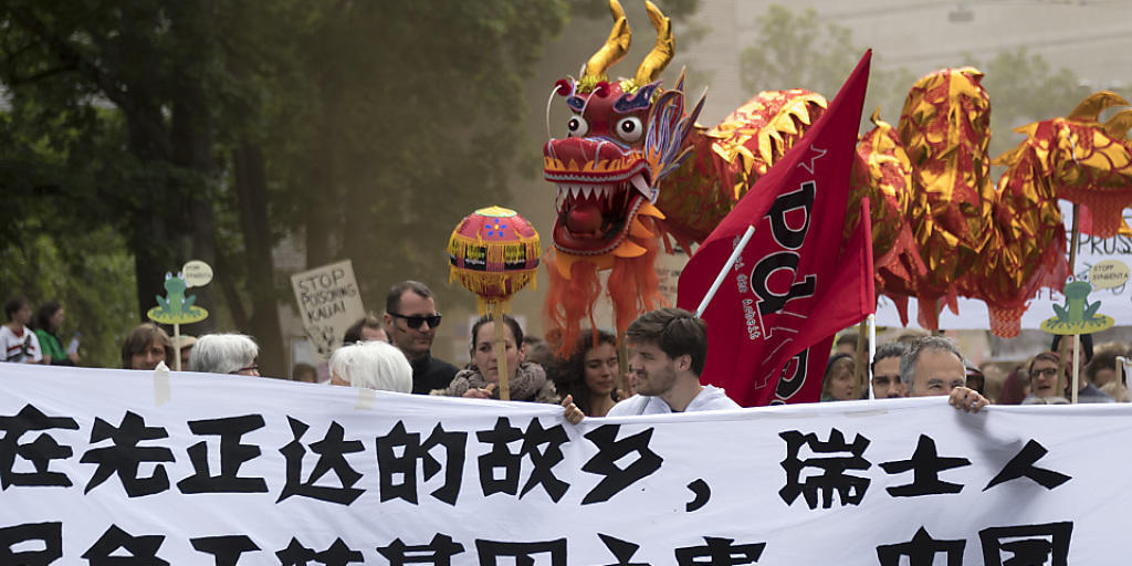 In Anspielung auf die Übernahme von Syngenta durch ChemChina tragen Demonstranten am "March against Monsanto & Syngenta" in Basel einen chinesischen Drachen. In Anspielung auf die Übernahme von Syngenta durch ChemChina tragen Demonstranten am "March against Monsanto & Syngenta" in Basel einen chinesischen Drachen.