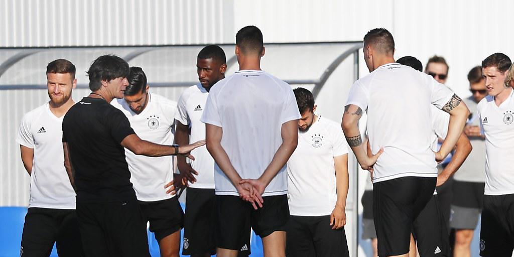 Joachim Löw gibt seinen Spielern vor dem Halbfinal gegen Mexiko letzte Tipps