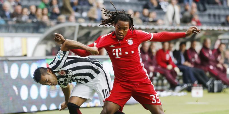 Marco Fabian (links) traf gegen Bayern München mit Renato Sanches in einem umkämpften Spiel Marco Fabian (links) traf gegen Bayern München mit Renato Sanches in einem umkämpften Spiel