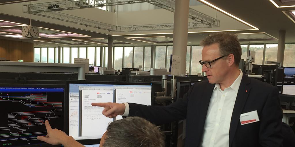 SBB-CEO Andreas Meyer lässt sich von einem Spezialisten die Arbeit in der Betriebszentrale Mitte in Olten erklären. SBB-CEO Andreas Meyer lässt sich von einem Spezialisten die Arbeit in der Betriebszentrale Mitte in Olten erklären.