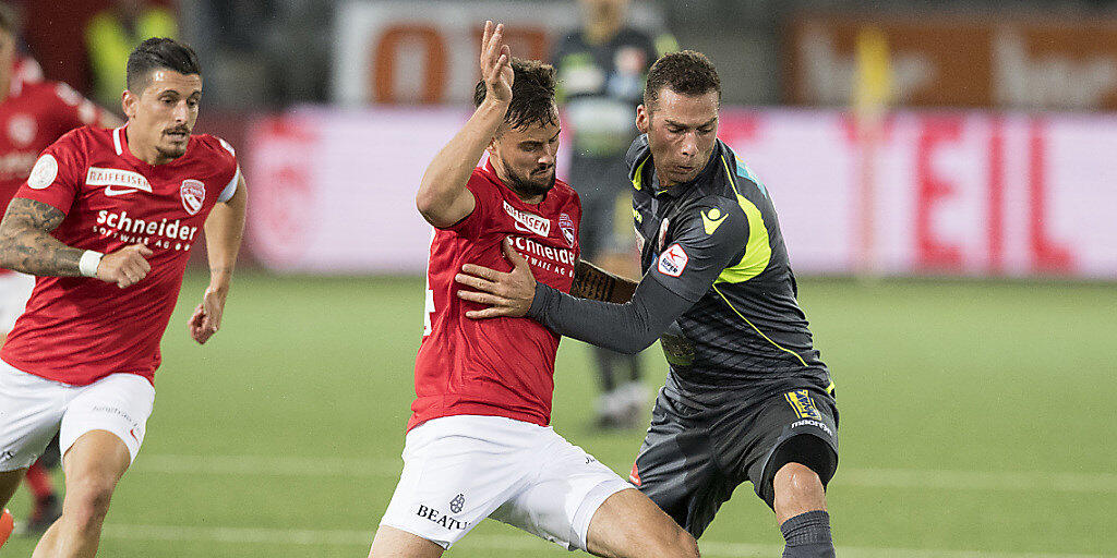 Torschütze zum 1:0 für den FC Thun: Nicola Sutter (li.) im Zweikampf mit Pajtim Kasami