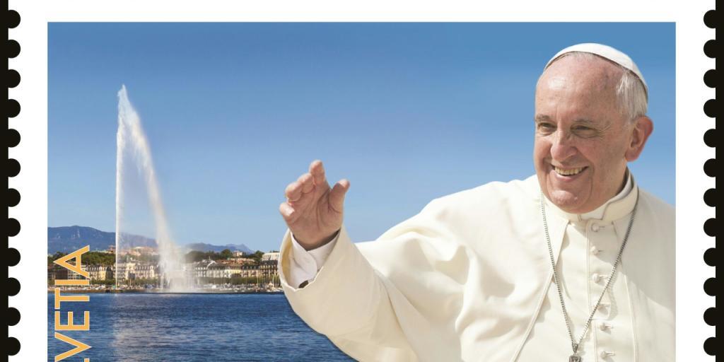 Die Ereignismarke zeigt den winkenden Papst Franziskus vor dem Springbrunnen Jet d'eau von Genf.