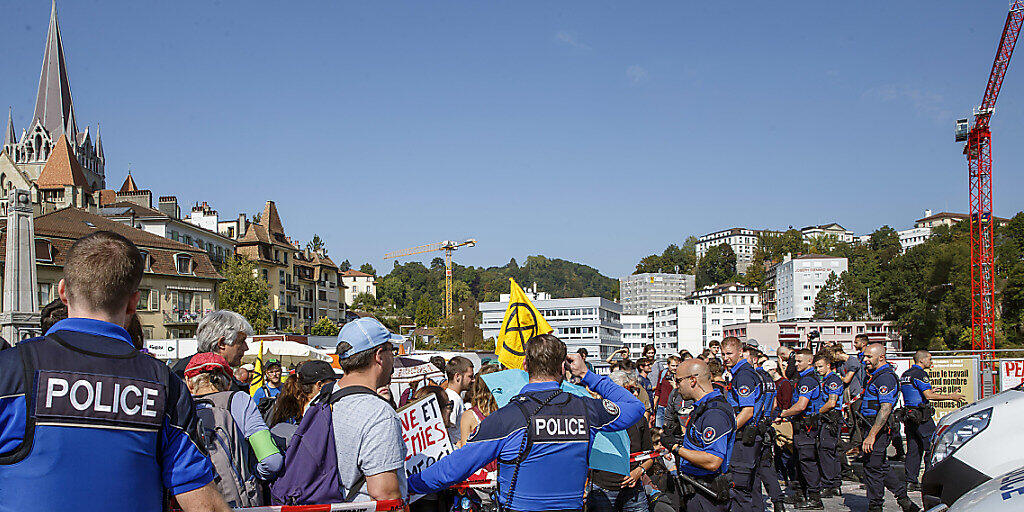 In Lausanne blockierten etwa 200 Aktivisten der Bewegung Extinction Rebellion am Freitagmittag die Bessières-Brücke in der Nähe der Kathedrale.