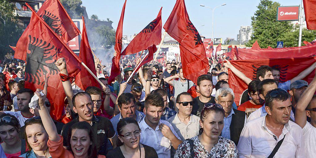 Die Demonstranten, Angehörige der albanischen Minderheit, fordern in Skopje den Rücktritt des Regierungschefs Gruevski Die Demonstranten, Angehörige der albanischen Minderheit, fordern in Skopje den Rücktritt des Regierungschefs Gruevski