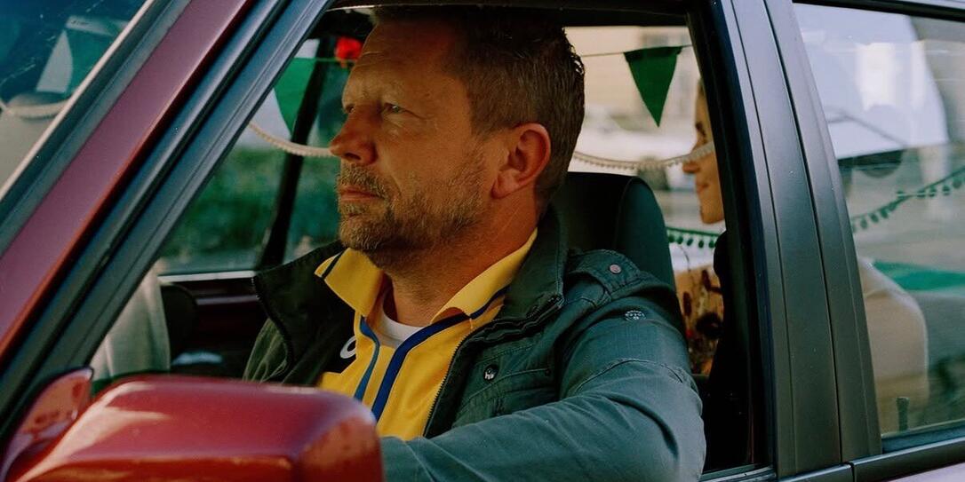 Der USV-Trainer Patrick Winkler als Taxichauffeur für ein frisch vermähltes Brautpaar.