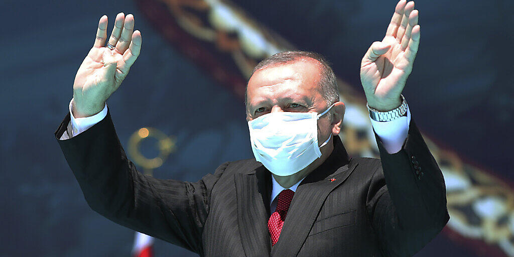 Die türkische Wirtschaft leidet unter der Corona-Pandemie: Präsident Recep Erdogan mit einer Maske (Bild von vergangener Woche).