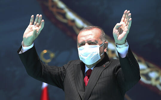Die türkische Wirtschaft leidet unter der Corona-Pandemie: Präsident  Recep Erdogan mit einer Maske (Bild  von vergangener Woche).