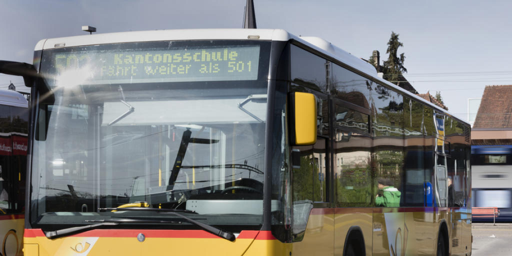 Postauto in Bülach. Künftig gibt es im Inneren von Postautos politische Werbung. (Archiv)