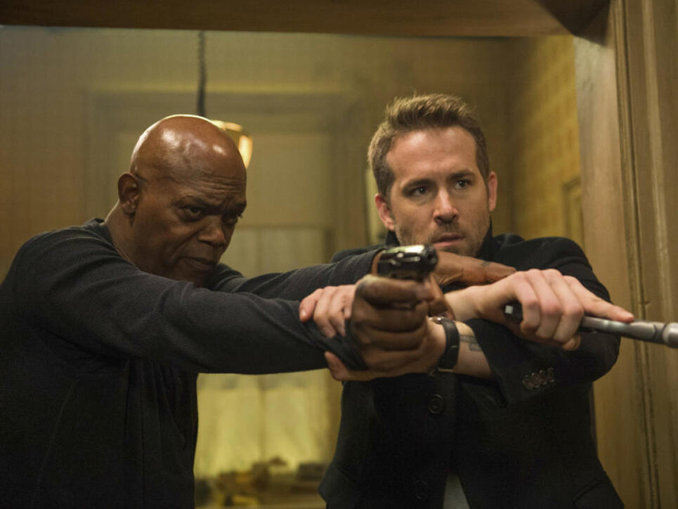 Samuel L. Jackson (l) und Ryan Reynolds spielen in "The Hitman's Bodyguard". Der Film machte am Wochenende vom 1. bis 3. September 2017 das Rennen bei den US-Kinocharts. (Archiv)