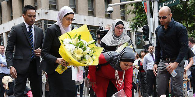 Blumen für die Opfer der Geiselnahme in Sydeney 2014