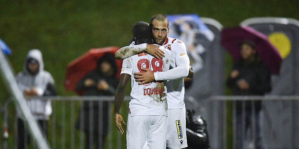 Pajtim Kasami und Seydou Doumbia freuen sich über den Sieg beim FC Linth