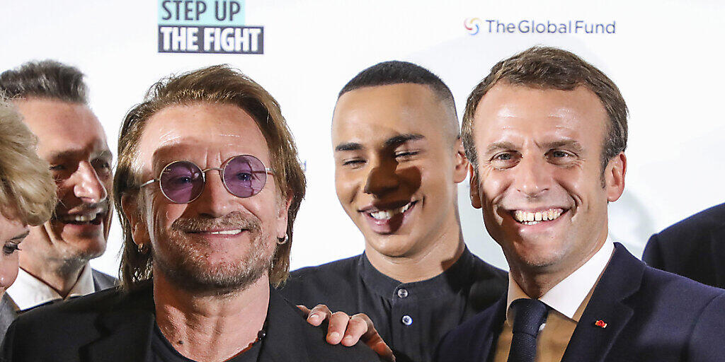Der französische Präsident Macron (rechts) mit dem irischen U2-Sänger Bono (2. von links) in Lyon.