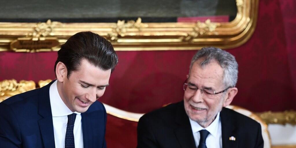 Der neue Regierungschef Österreichs, Sebastian Kurz (l.), und Bundespräsident Alexander Van der Bellen (r.) während der Vereidigung in der Wiener Hofburg.