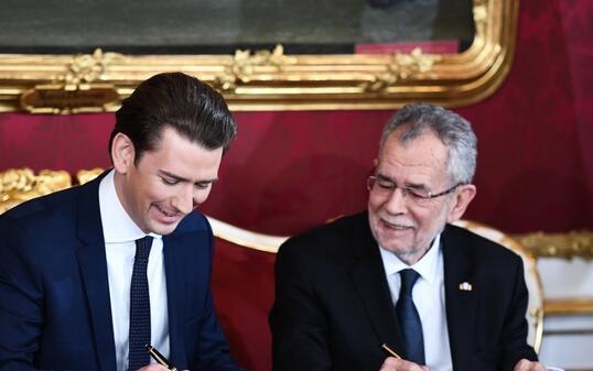 Der neue Regierungschef Österreichs, Sebastian Kurz (l.), und Bundespräsident Alexander Van der Bellen (r.) während der Vereidigung in der Wiener Hofburg.