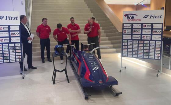 Bobsportler erklären den Start bei einem Rennen