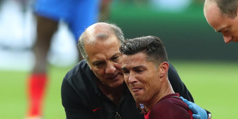 Musste das Spielfeld früh wegen einer Verletzung am linken Knie verlassen: Portugals Superstar Cristiano Ronaldo