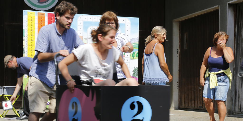Beim Spiel "Eile mit Schweinen" müssen die Teilnehmer zwischen Posten und Spielbrett hin und her eilen und Fragen zu Schweinen beantworten. Beim Spiel "Eile mit Schweinen" müssen die Teilnehmer zwischen Posten und Spielbrett hin und her eilen und Fragen zu Schweinen beantworten.