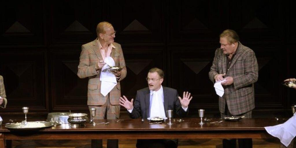 Jörg Schröder (4. v. links) spielte 2010 am Theater Basel in der Inszenierung "Die Panne". (Archiv)