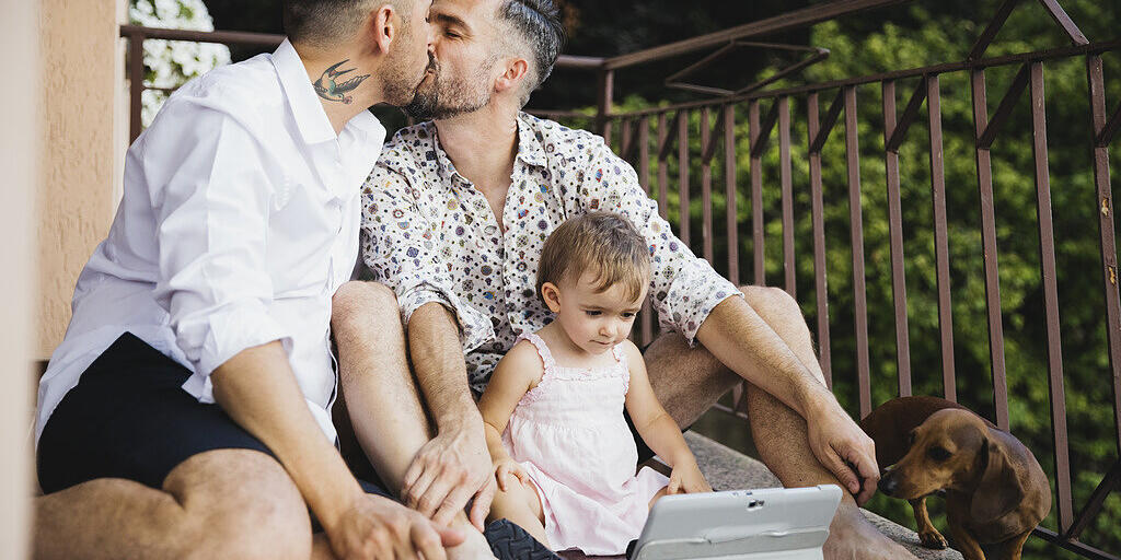 schwul,kuessen,Tablet,Tochter,Paar,homosexuell,Computer,Kind,Familie,Mensch,Balkon,Hund,Haustier,Tier,Kindheit,Mann mittleren Alters,Erreichbarkeit,Maedchen,Adoption,Partnerschaft,WLan,Vaterschaft,Drahtlose Technologie,Gemeinsamkeit,reifer Mann,drei Person schwul,kuessen,Tablet,Tochter,Paar,homosexuell,Computer,Kind,Familie,Mensch,Balkon,Hund,Haustier,Tier,Kindheit,Mann mittleren Alters,Erreichbarkeit,Maedchen,Adoption,Partnerschaft,WLan,Vaterschaft,Drahtlose Technologie,Gemeinsamkeit,reifer Mann,drei Person