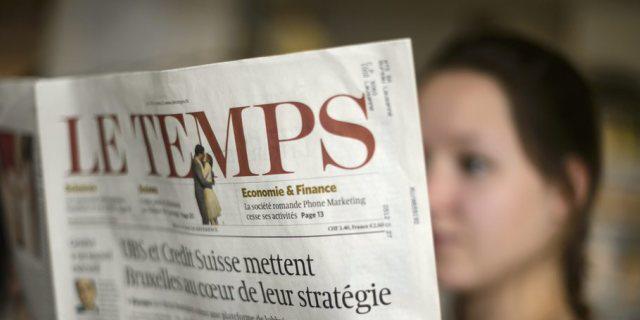 Eine Frau beim Lesen der Westschweizer Zeitung "Le Temps" (Archiv)